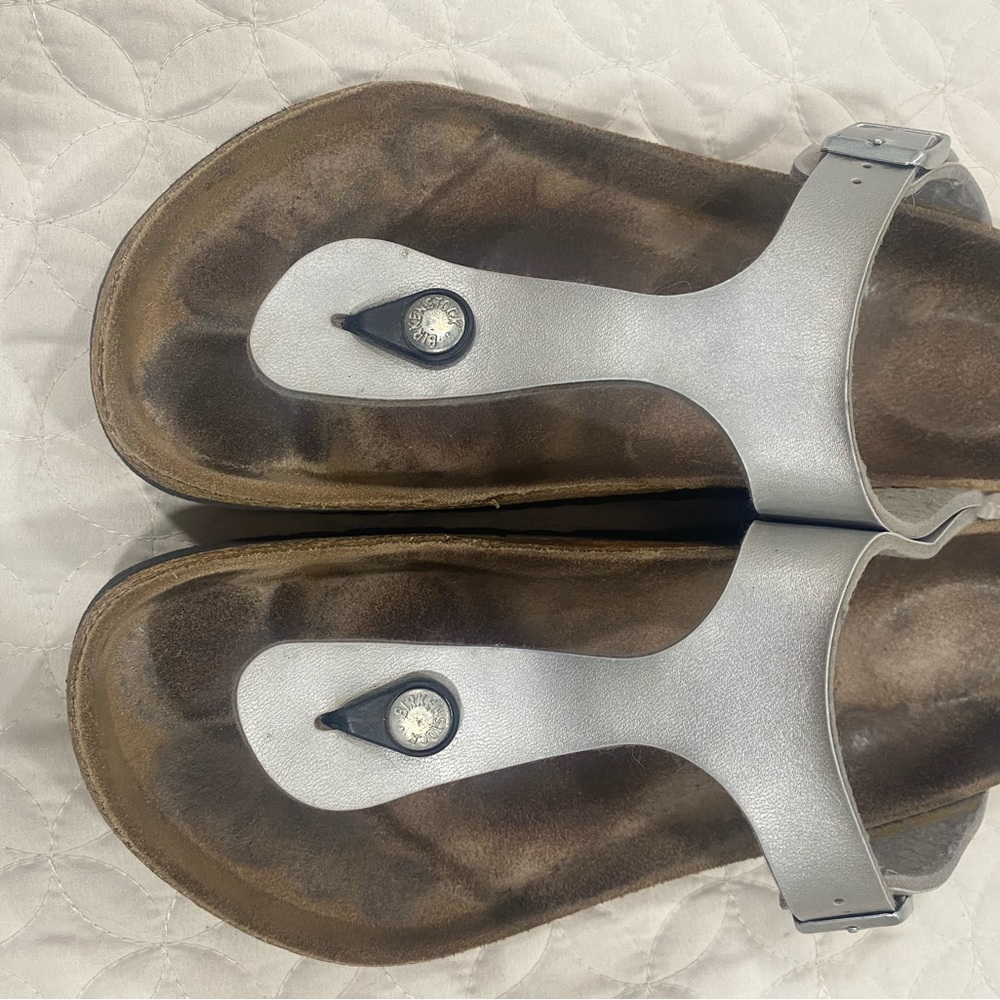 Birkenstock Silver Sandals with Brown Footbed and Toe Post